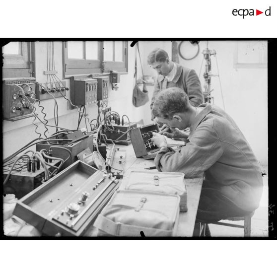 29 juillet 1915. Un établis de l'atelier de construction des tableaux téléphoniques de l'armée. Tour Maubourg. [légende d'origine]