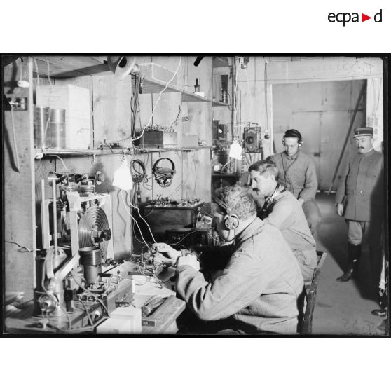 29 juillet 1915. (Cliché au magnésium). Laboratoire de construction d'appareils de T.S.F. à la Tour Maubourg. [légende d'origine]