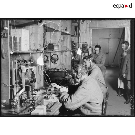 29 juillet 1915. (Cliché au magnésium). Laboratoire de construction d'appareils de T.S.F. à la Tour Maubourg. [légende d'origine]