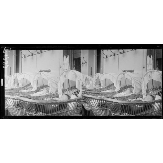 Paris. Pouponnière rue du Luxembourg. [légende d'origine]