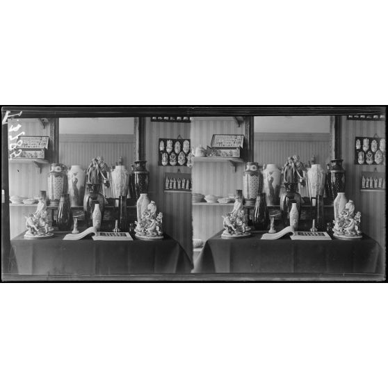 Paris. Chambre de commerce. Exposition de produits de fabrication allemande et austro-hongroise. [légende d'origine]