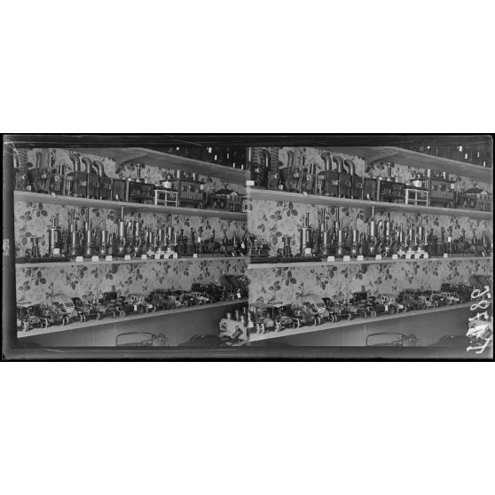 Paris. Chambre de commerce. Exposition de produits de fabrication allemande et austro-hongroise. [légende d'origine]