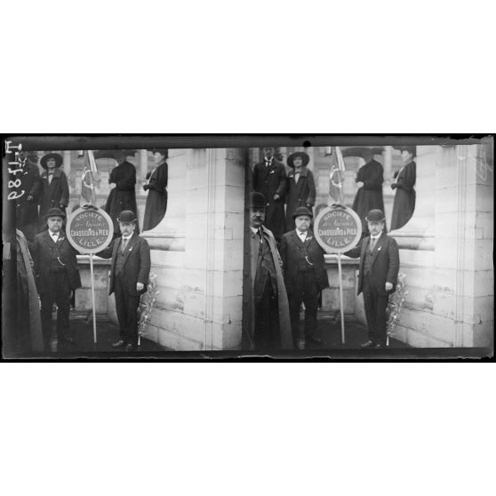 Manifestation des réfugiés du Nord devant la statue de Lille. Place de la Concorde. (Ecusson des anciens chasseurs à pied de Lille). [légende d'origine]