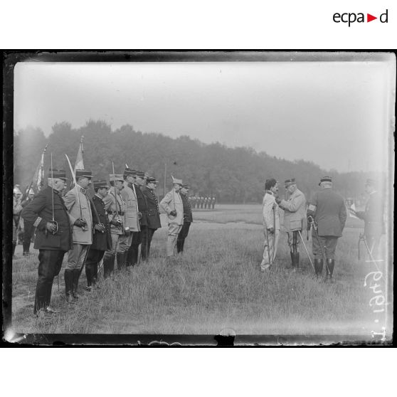 Vincennes. 31 août 1916. Prise d'armes et remise de décorations par le général Lienard. Gouverneur de la place de Vincennes. Décoration d'un officier de tirailleurs algériens. [légende d'origine]