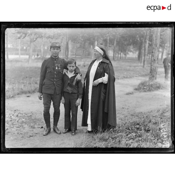 Vincennes. 31 août 1916. Le soldat Vo Thanh Long et son infirmère. [légende d'origine]