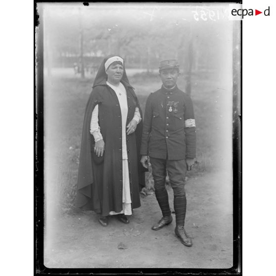 Vincennes. 31 août 1916. Le soldat annamite Vo Thanh Long et son infirmière madame W.G. Howard de Wicklow. [légende d'origine]