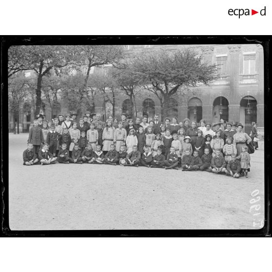 Paris. Palais Royal. Les enfants réfugiés ardennais. [légende d'origine]