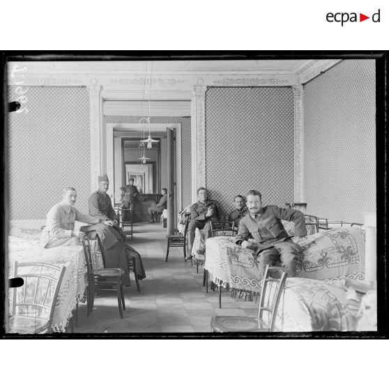 Hôpital. Maison de repos pour les chauffeurs des ambulances américains du front, rue Raynouard. Un dortoir. [légende d'origine]