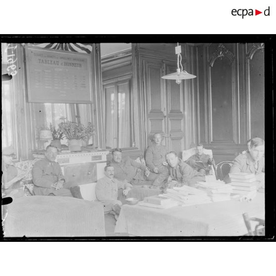 Hôpital. Maison de repos pour les chauffeurs des ambulances américains du front, rue Raynouard. Fumoir. [légende d'origine]