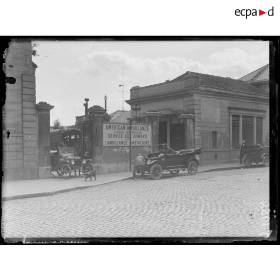 Hôpital. Maison de repos pour les chauffeurs des ambulances américains du front, rue Raynouard. Entrée rue Raynouard. [légende d'origine]