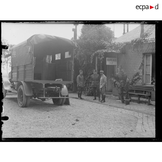 Hôpital. Maison de repos pour les chauffeurs des ambulances américains du front, rue Raynouard. La cour. [légende d'origine]