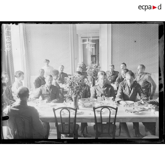 Hôpital. Maison de repos pour les chauffeurs des ambulances américains du front, rue Raynouard. Le réfectoire. [légende d'origine]