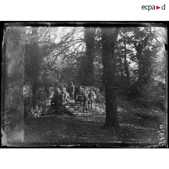 Hôpital. Maison de repos pour les chauffeurs des ambulances américains du front, rue Raynouard. Groupe dans le jardin. [légende d'origine]