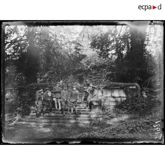 Hôpital. Maison de repos pour les chauffeurs des ambulances américains du front, rue Raynouard. Groupe dans le jardin. [légende d'origine]