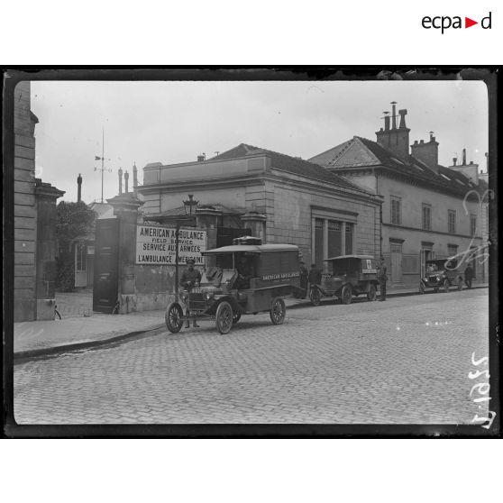 Hôpital. Maison de repos pour les chauffeurs des ambulances américaines du front, rue Raynouard. Entrée rue Raynouard. [légende d'origine]