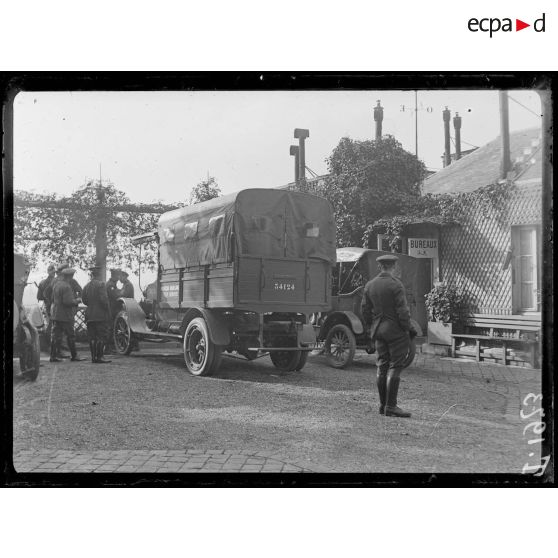 Hôpital. Maison de repos pour les chauffeurs des ambulances américains du front, rue Raynouard. La cour. [légende d'origine]