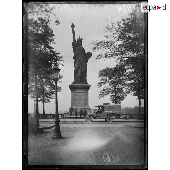 Paris. Voiture-ambulance américaine devant la statue de la Liberté. [légende d'origine]