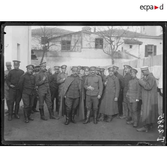 Salonique. Officiers bulgares prisonniers. [légende d'origine]