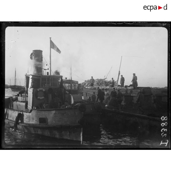 Salonique. Arrivage de viande frigorifiée. [légende d'origine]