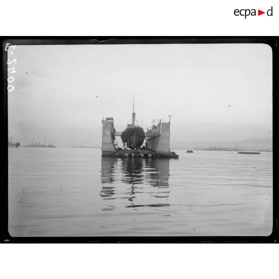 Salonique. Dock flottant. [légende d'origine]