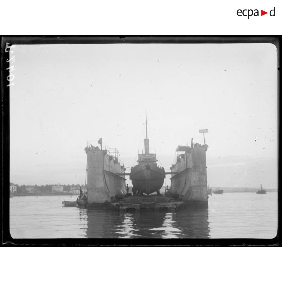 Salonique. Dock flottant. [légende d'origine]