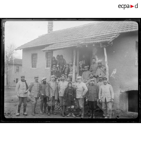 Florina. Officiers français dans une maison macédonienne. [légende d'origine]