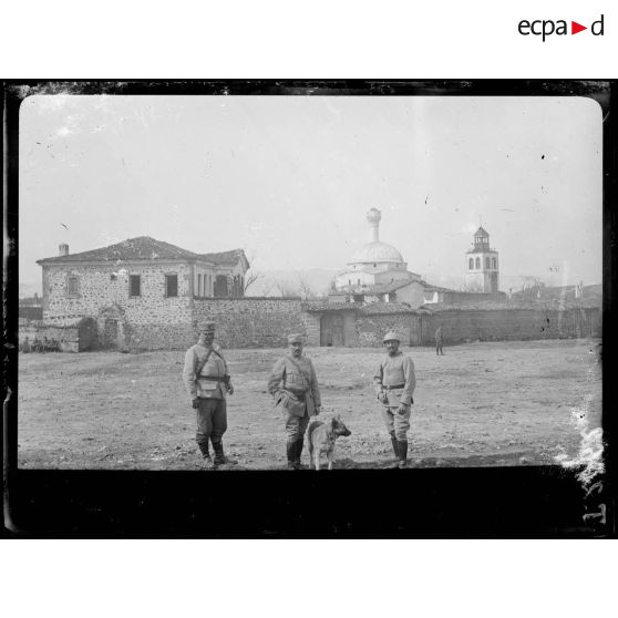 Koritza. Tour carrée et mosquée. [légende d'origine]