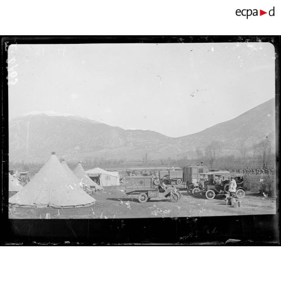 Près de Koritza. Ambulances américaines. [légende d'origine]