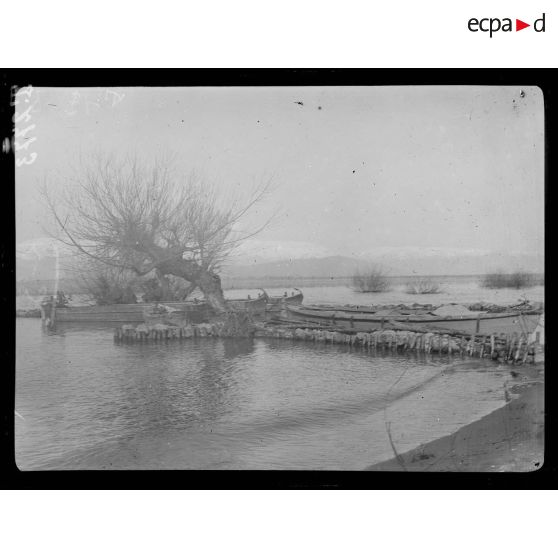 [Embarcations sur l'eau.]