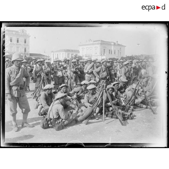 Larissa (Thessalie). Arrivée du 1er bataillon annamite. [légende d'origine]