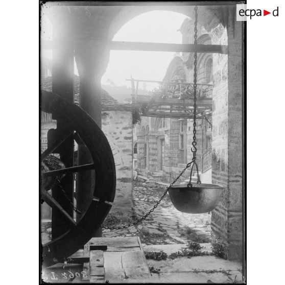 Mont Athos. Puits de Hilendar. [légende d'origine]