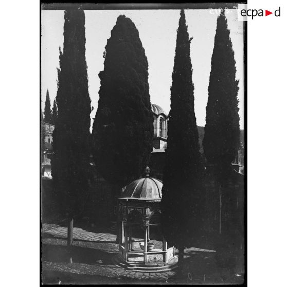 Mont Athos. Cour et nouveau baptistère de Hilendar. [légende d'origine]