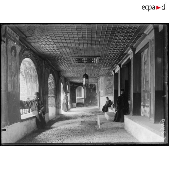 Mont Athos. Galerie extérieure de l'église Dochiarion. [légende d'origine]