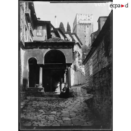 Mont Athos. Cour et baptistère de Dochiarion. [légende d'origine]