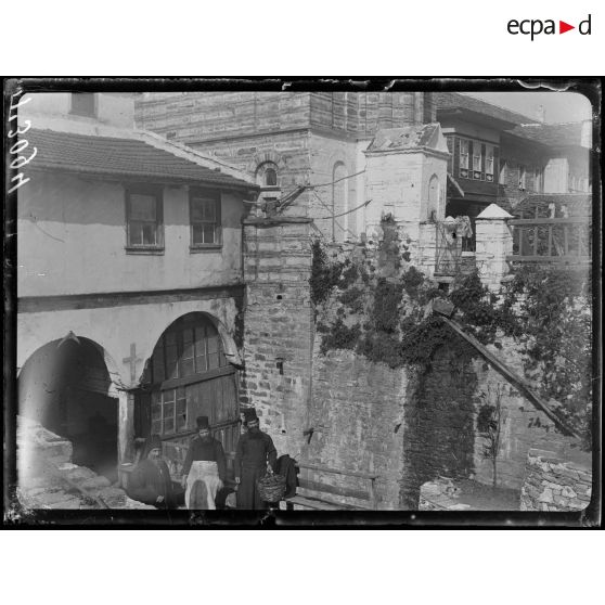 Mont Athos. Monastère de Xénophon. Moines cuisiniers. [légende d'origine]