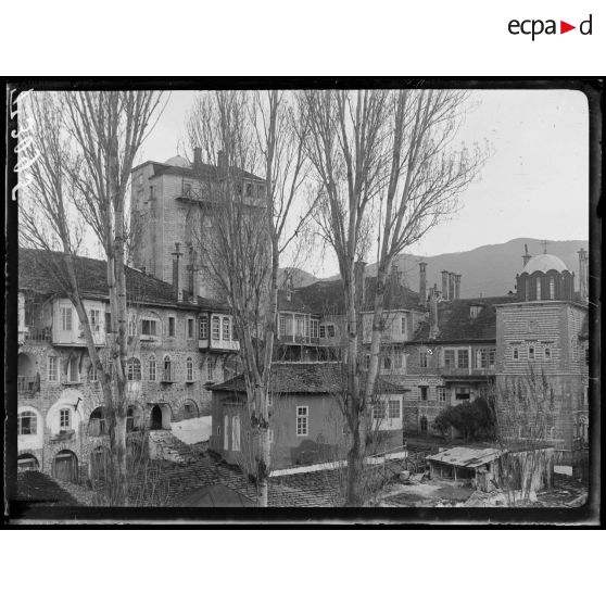Mont Athos. Monastère de Vatopédie. Vue prise de la grande Tour. [légende d'origine]