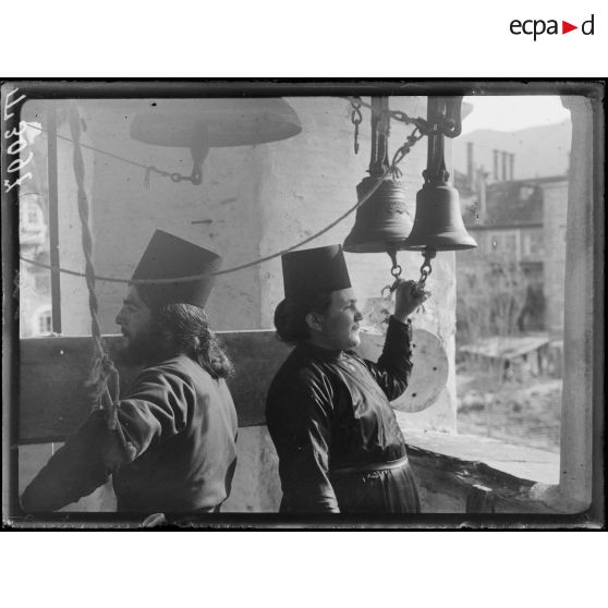 Mont Athos. Monastère de Vatopédie. Moines sonnant les cloches pendant les fêtes de Pâques. [légende d'origine]