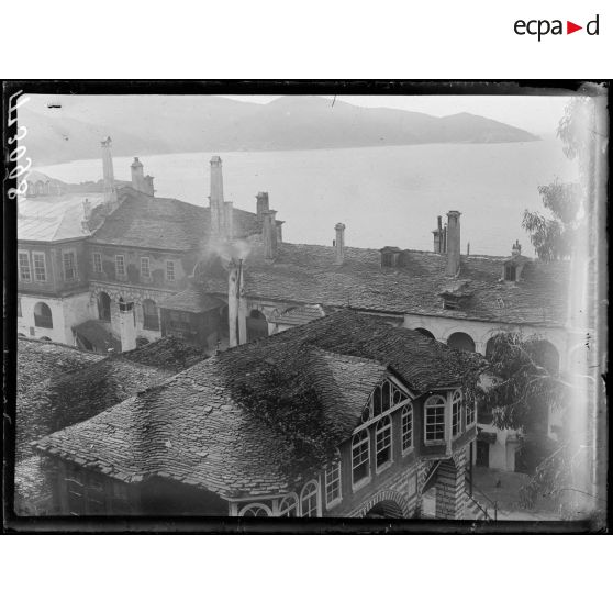 Mont Athos. Monastère de Vatopédie. Vue du Monastère prise du clocher. [légende d'origine]