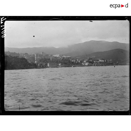Mont Athos. Monastère de Vatopédie. Vue prise de la mer. [légende d'origine]