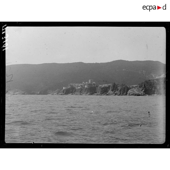 Mont Athos. Monastère de Pantokrator vu de la mer. [légende d'origine]