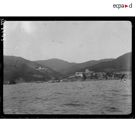 Mont Athos. Monastère de Pantokrator. Au loin, Monastère du Prophète Elie. [légende d'origine]