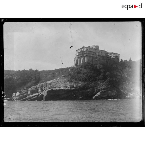 Mont Athos. Monastère de Stravonikita vu de la mer. [légende d'origine]