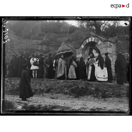 Mont Athos. Monastère d'Iviron. La procession arrêtée devant une chapelle. [légende d'origine]