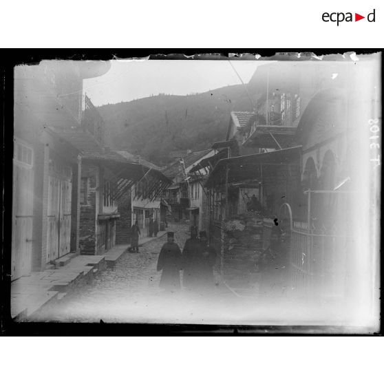 Karyès. La rue principale. [légende d'origine]