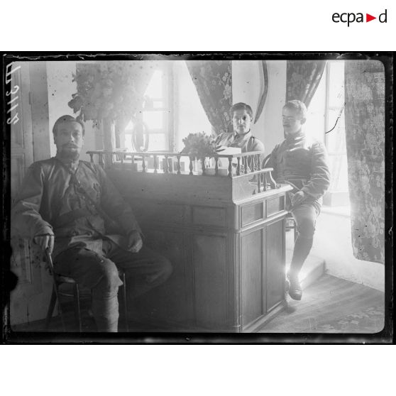 Mont Athos. Soldats russes assistant à une messe en l'honneur du gouvernement provisoire. [légende d'origine]