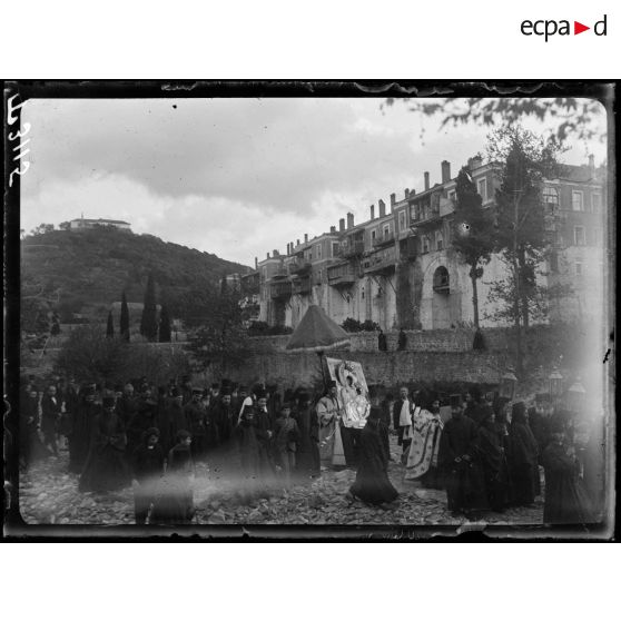 Mont Athos. Monastère d'Iviron. La Procession. [légende d'origine]