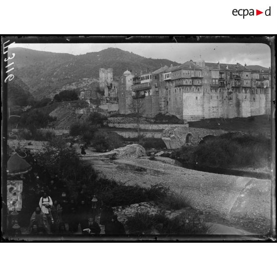 Mont Athos. Monastère d'Iviron. Vue prise du bord de la mer, au bas la procession de Pâques. [légende d'origine]