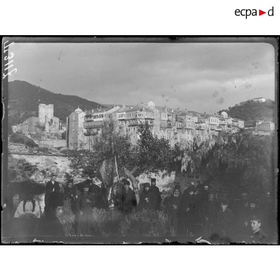 Mont Athos. Monastère d'Iviron. Vue prise du bord de la mer, au bas la procession de Pâques. [légende d'origine]
