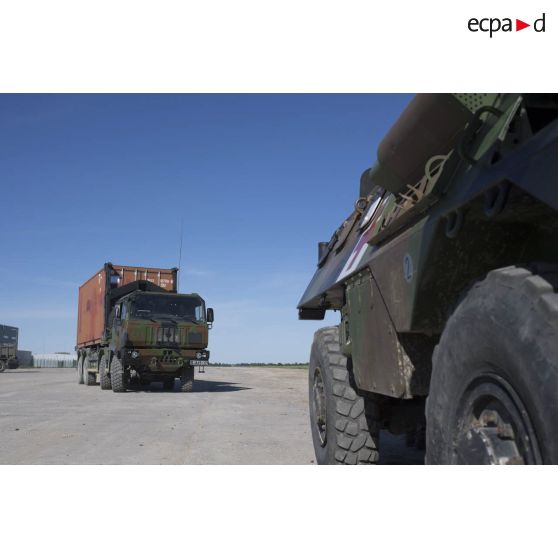 ImagesDéfense - Chargement de munitions à bord d'un porteur polyvalent