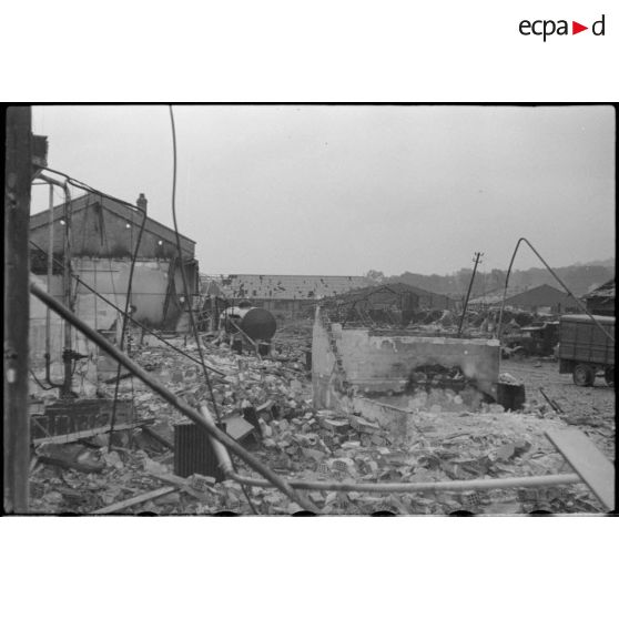 Destructions et ruines dans une gare de triage.